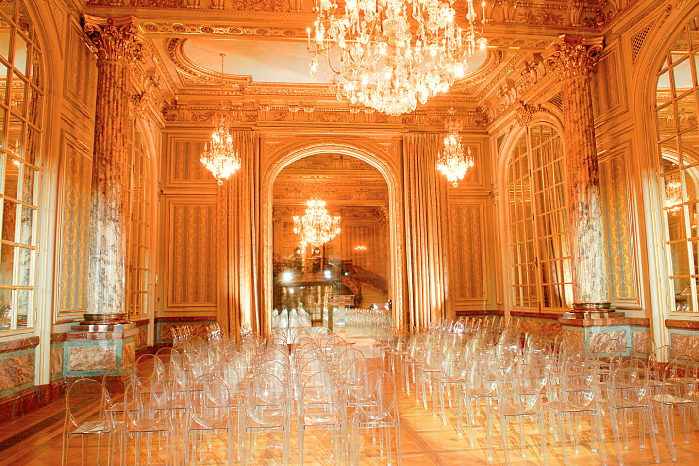 Salon parisien aménagé pour une présentation privée