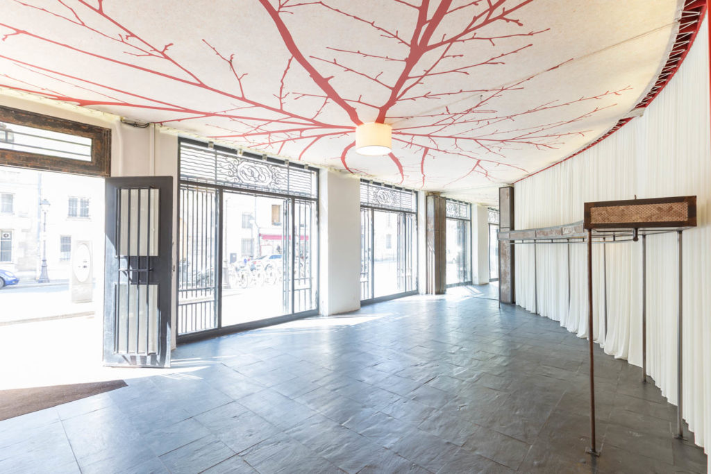 Spacious boutique in Le Marais with wide retail floor and strong window frontage