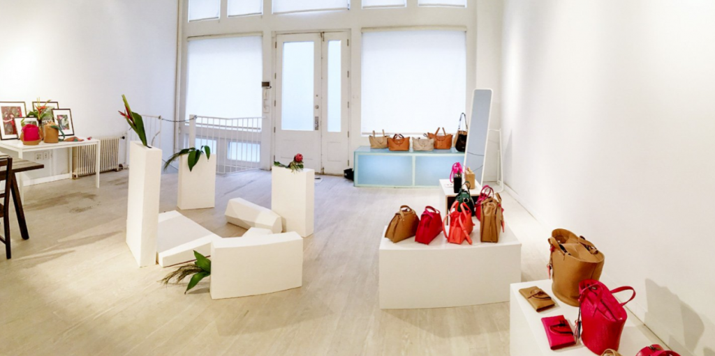 Intérieur d’une boutique éphémère à Paris avec design blanc épuré et espace lumineux élégant