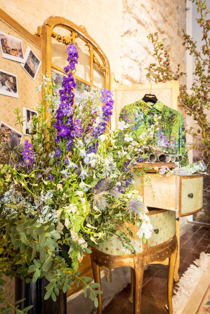 The decor takes up the theme of the hanging garden, the flagship print of the collection