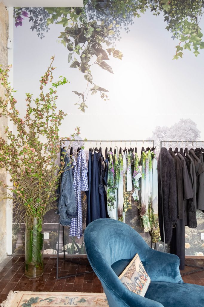 Wallpaper, flowers ... the decoration reflects the summer DNA of the brand and its flagship print