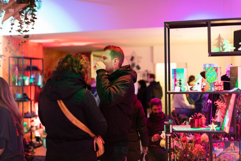 Amazon used its pop up to create excitement around its holiday promotions