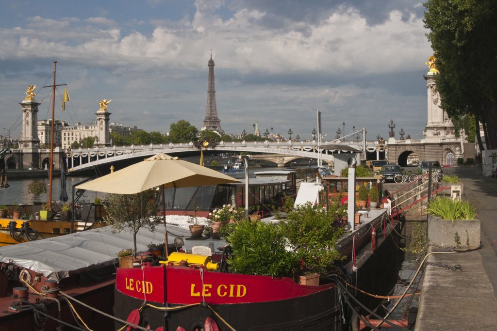 Vue de la Seine avec la tour Eiffel en arrière-plan sous un ciel dégagé à Paris