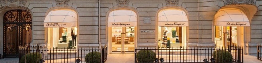 Vue large d'une boutique de luxe avenue Montaigne, à Paris