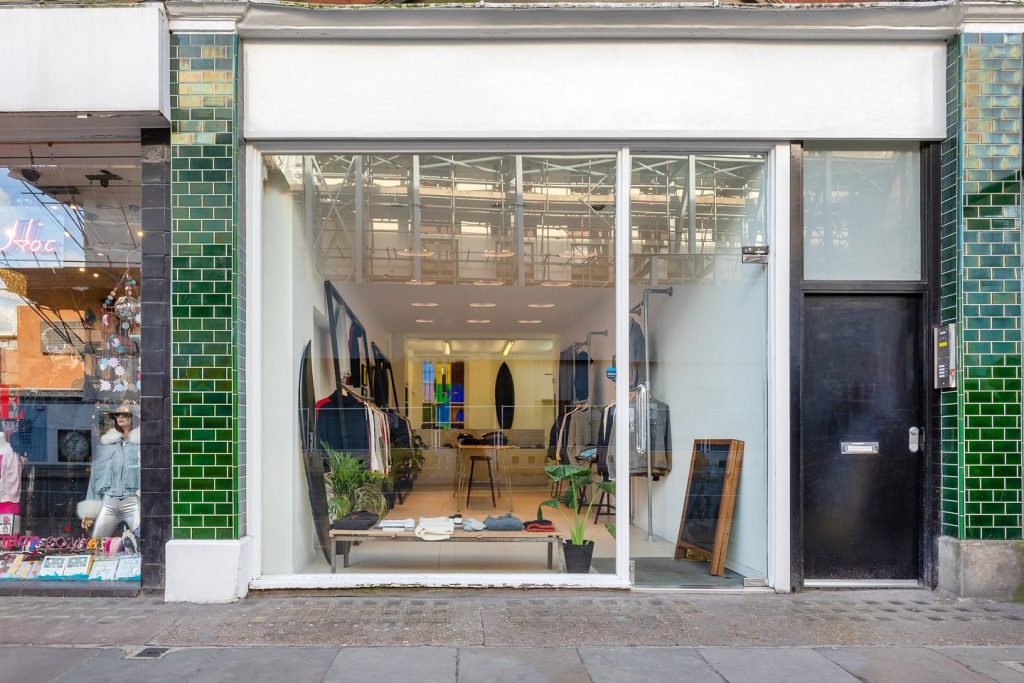 Façade de boutique éphémère à Paris sur une rue commerçante avec vitrine visible