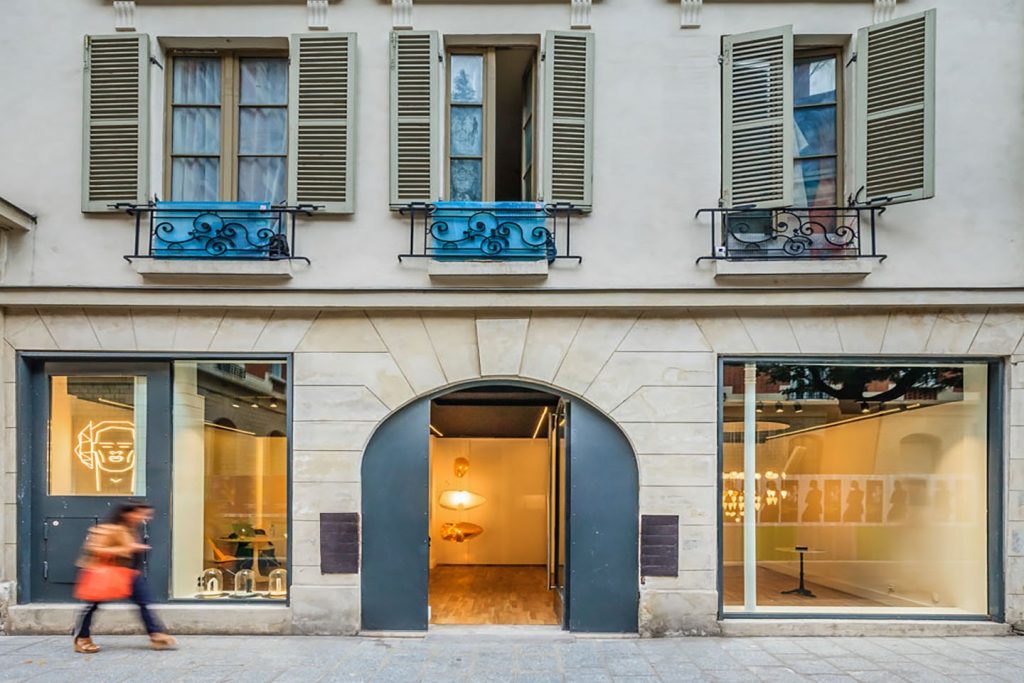 Façade d’un showroom éphémère à Paris avec vitrine moderne et accès sur rue