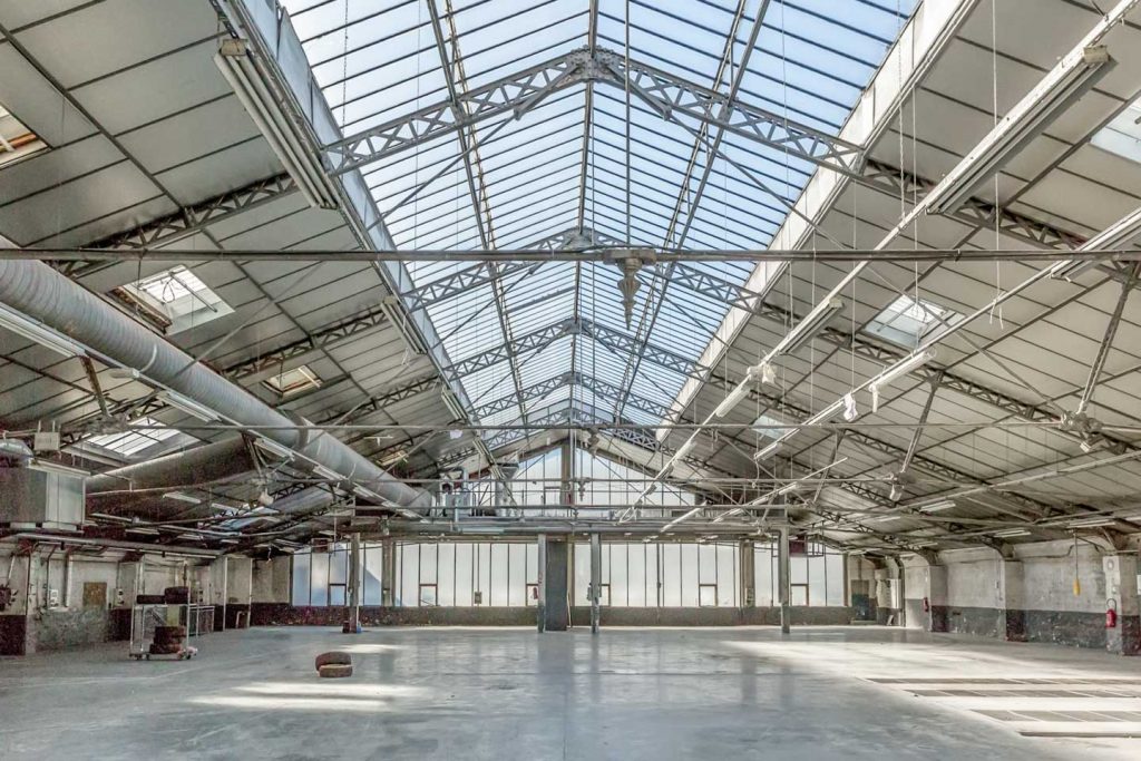 Espace industriel spacieux, moderne et lumineux à Bastille, Paris, avec une immense verrière