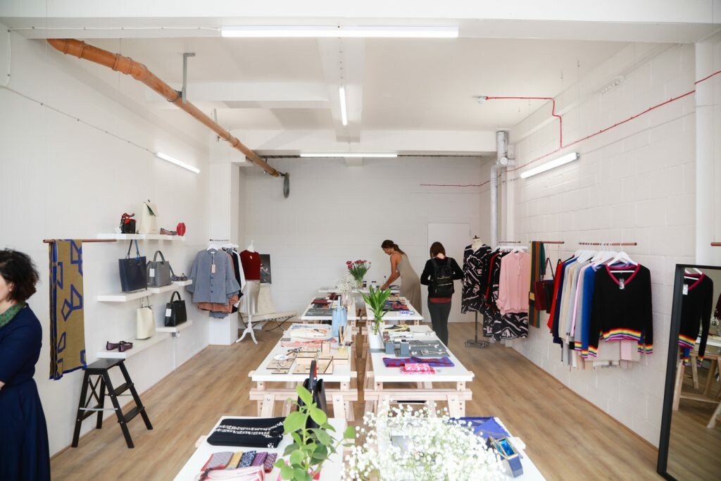 financial advantages of hosting a pop-up shop and image of a clothing pop up store