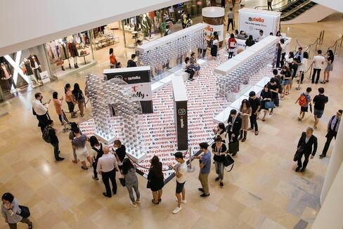 People line up for a personalized Nutella jar.