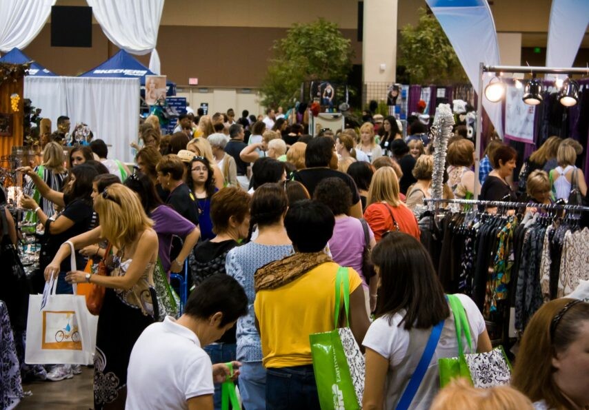 Visiteurs devant les stands d'un événement commercial à Miami