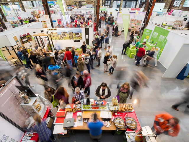 Pop-up store à Paris avec forte affluence et activité en magasin