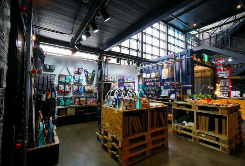 Client fidèle découvrant une expérience personnalisée dans un pop-up store à Paris