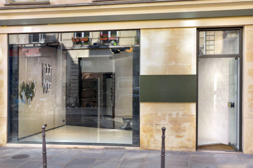 Façade de boutique éphémère à Paris avec vitrine attrayante dans une rue passante