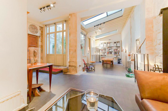 Intérieur d’un showroom éphémère à Paris avec mise en scène des produits et espace d’exposition moderne