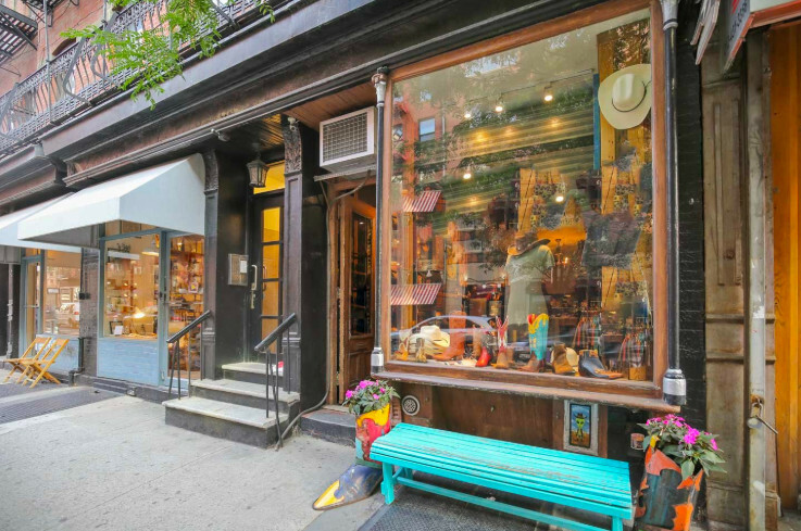 pop-up winkel gevel in Amsterdam met etalage en branding