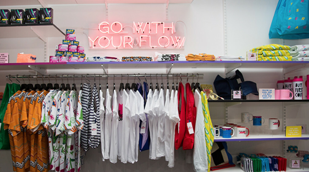 Produits exposés et en vente dans une boutique éphémère avec mise en avant soignée