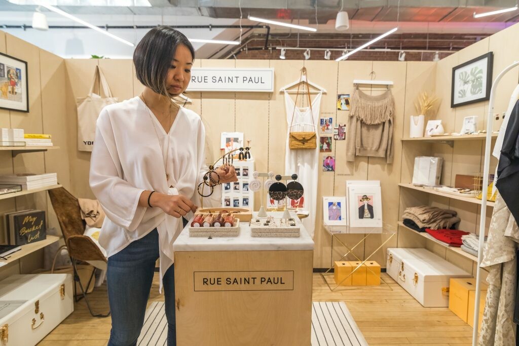 Client observant des produits dans une boutique éphémère à Paris avec expérience d’achat immersive