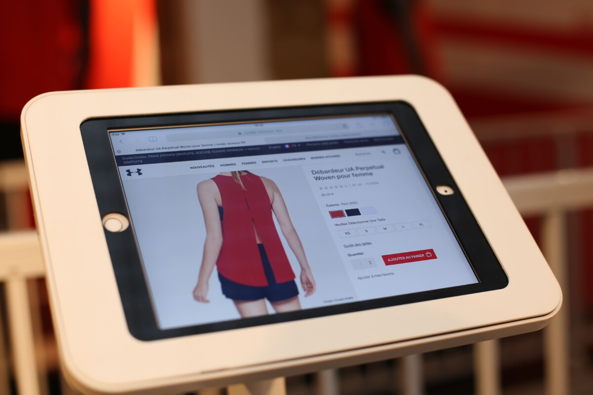 the Paris pop-up store introducesthe brand to a market where it had limited physical presence.