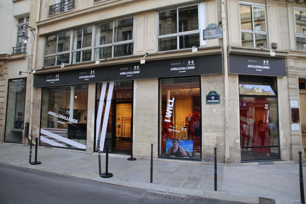 pop up store in drukke winkelstraat met etalage en branding